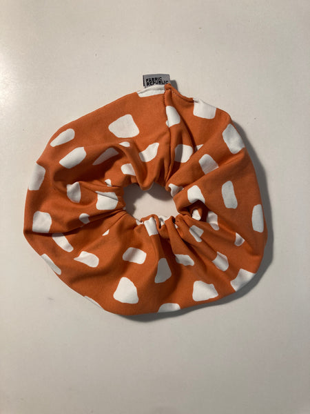 Upcycled scrunchies / Αξεσουάρ μαλλιών από ανακυκλωμένα υφάσματα