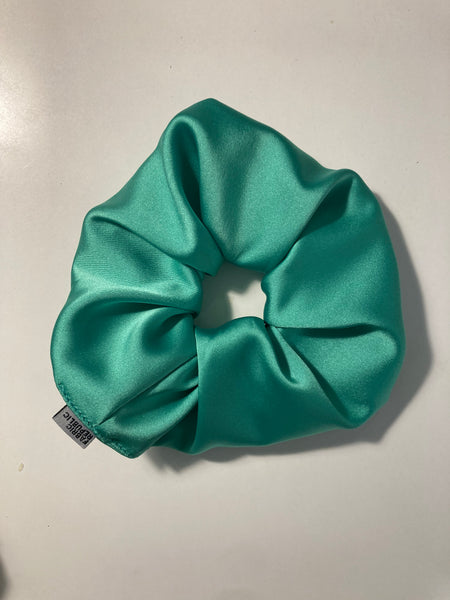 Upcycled scrunchies / Αξεσουάρ μαλλιών από ανακυκλωμένα υφάσματα