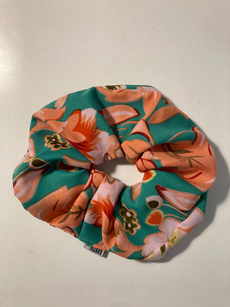 Upcycled scrunchies / Αξεσουάρ μαλλιών από ανακυκλωμένα υφάσματα