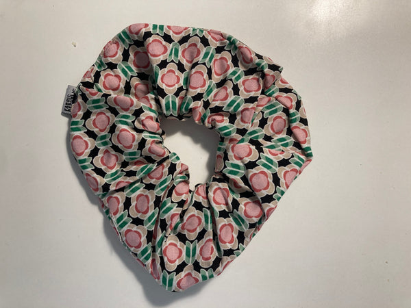 Upcycled scrunchies / Αξεσουάρ μαλλιών από ανακυκλωμένα υφάσματα