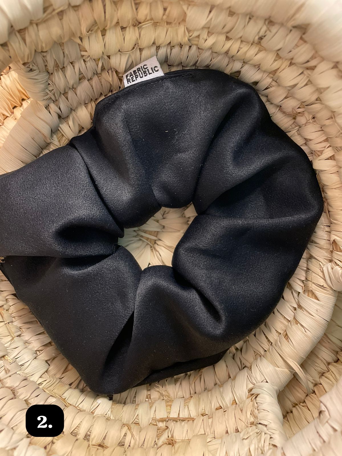 Upcycled scrunchies / Αξεσουάρ μαλλιών από ανακυκλωμένα υφάσματα